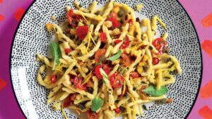 Receita de Strozzapreti com tomates e alcaparras cerejeiras