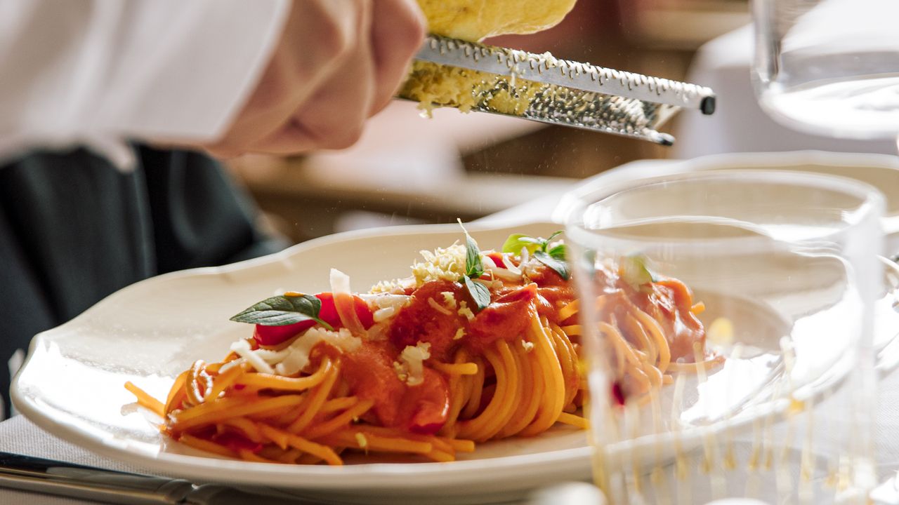 Spaghetti de tomate com um toque de cedro, como eles fazem em Capri