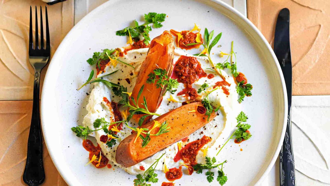 Receita de batata -doce assada com cabra, ‘nduja e ervas aromáticas