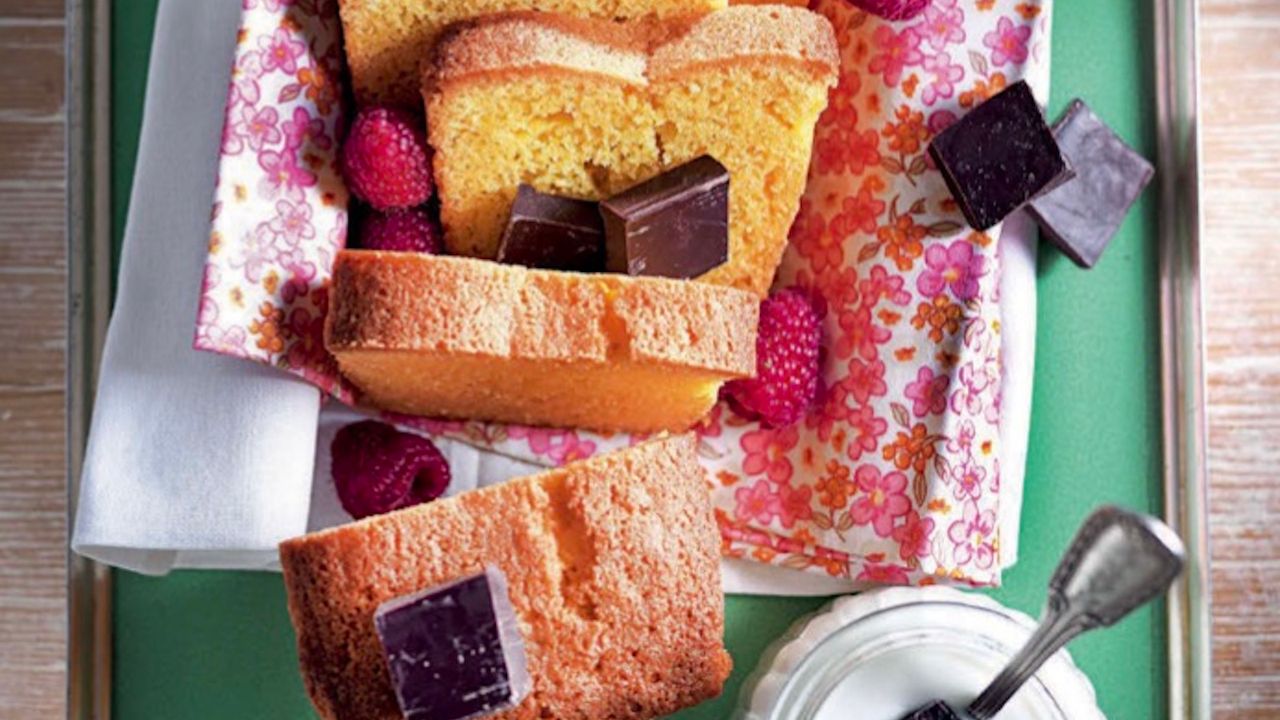 Receita de bolo de ameixa para iogurte, limão, cacau, sementes de papoula