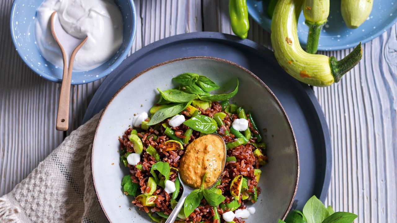 Salada de arroz: a receita clássica e 8 novas idéias