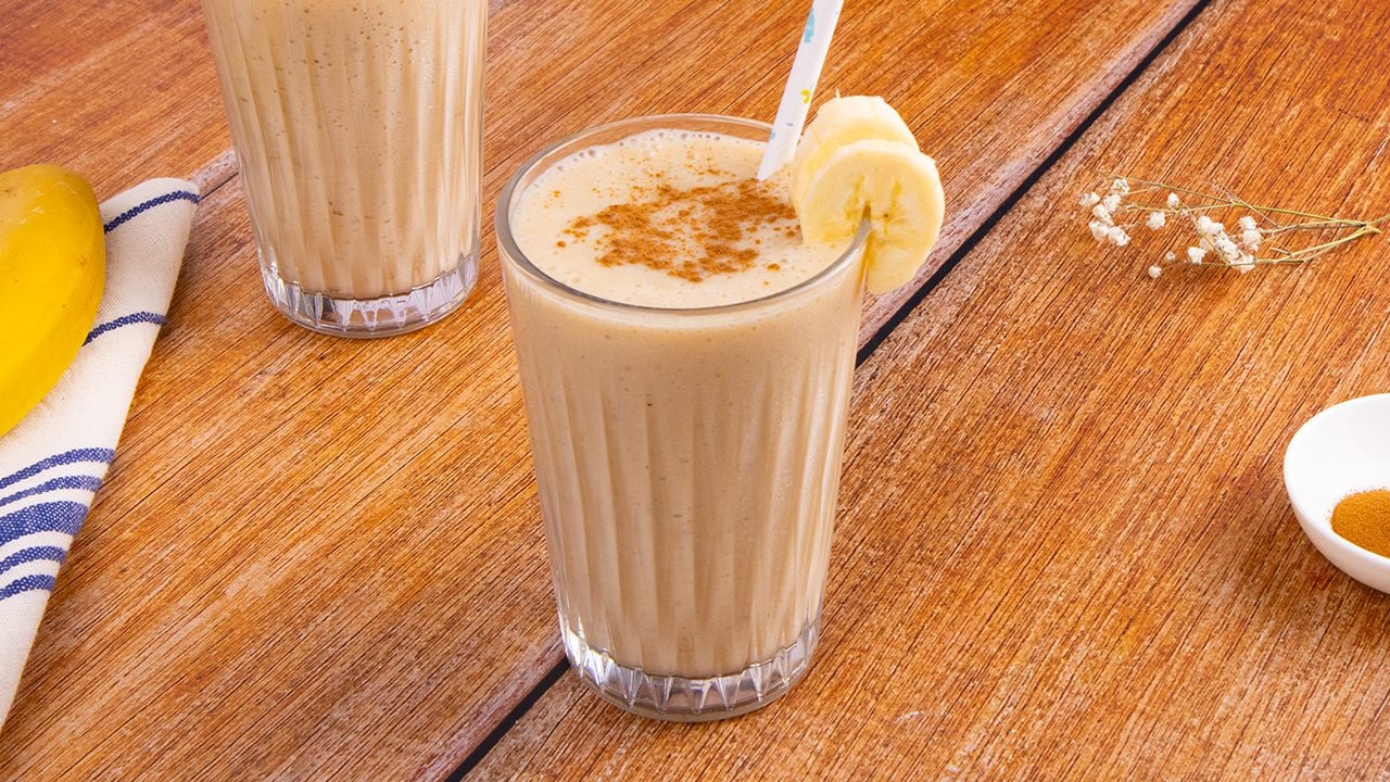 A receita da bebida cremosa e nutritiva no café da manhã ou lanche