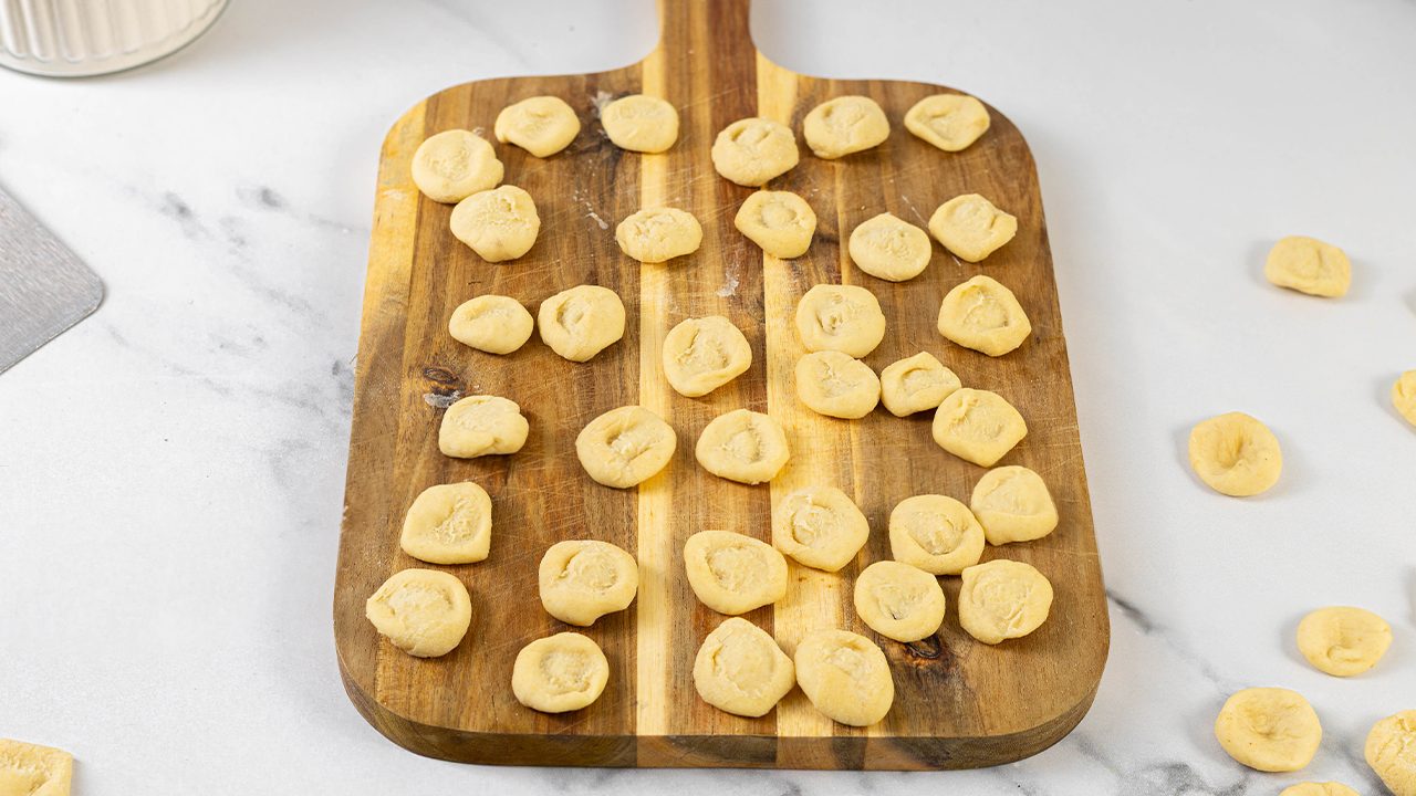 A receita para o formato fresco de massas da tradição apuliana