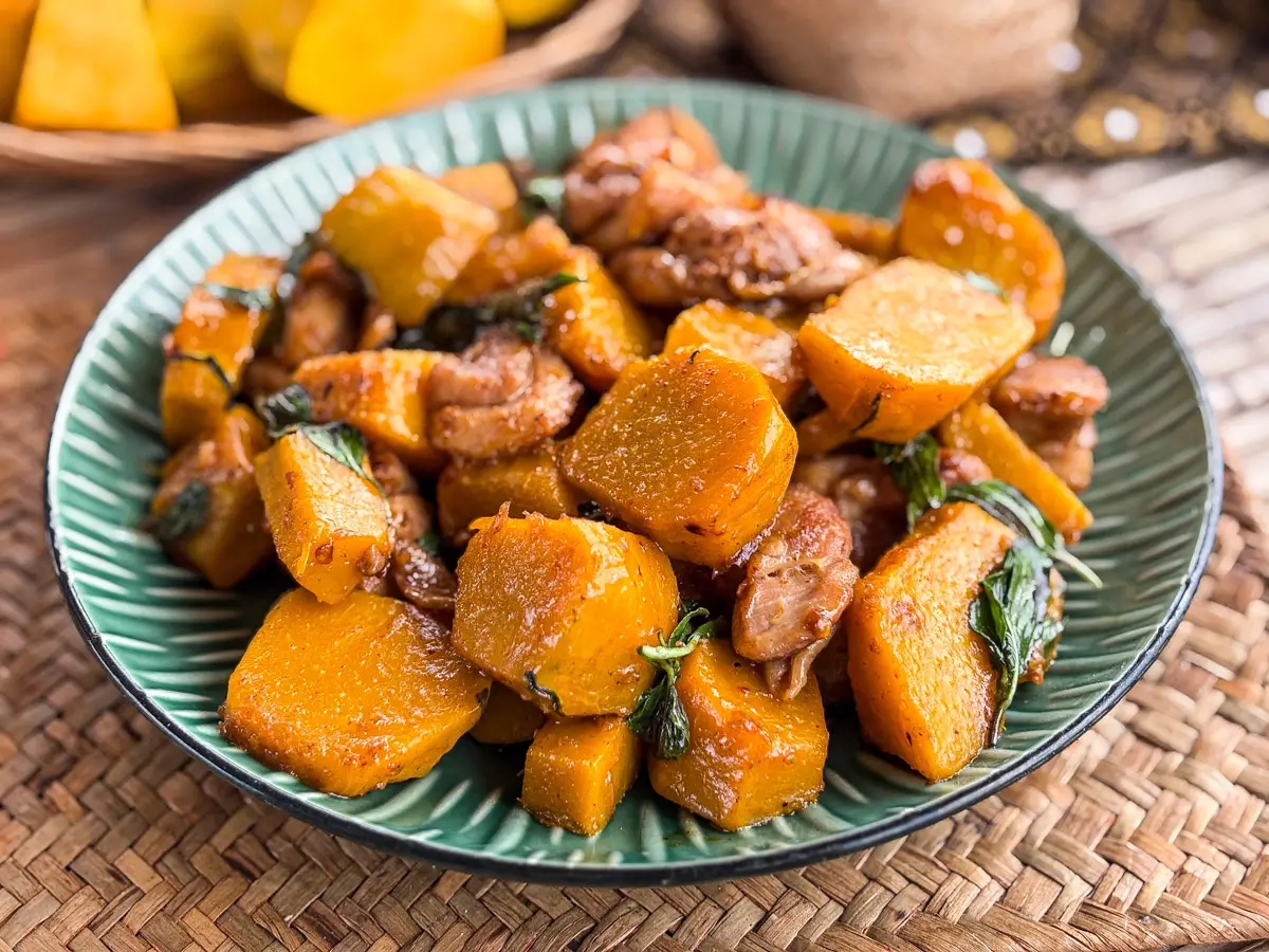 Frango tailandês e frite de abóbora (Faktong)